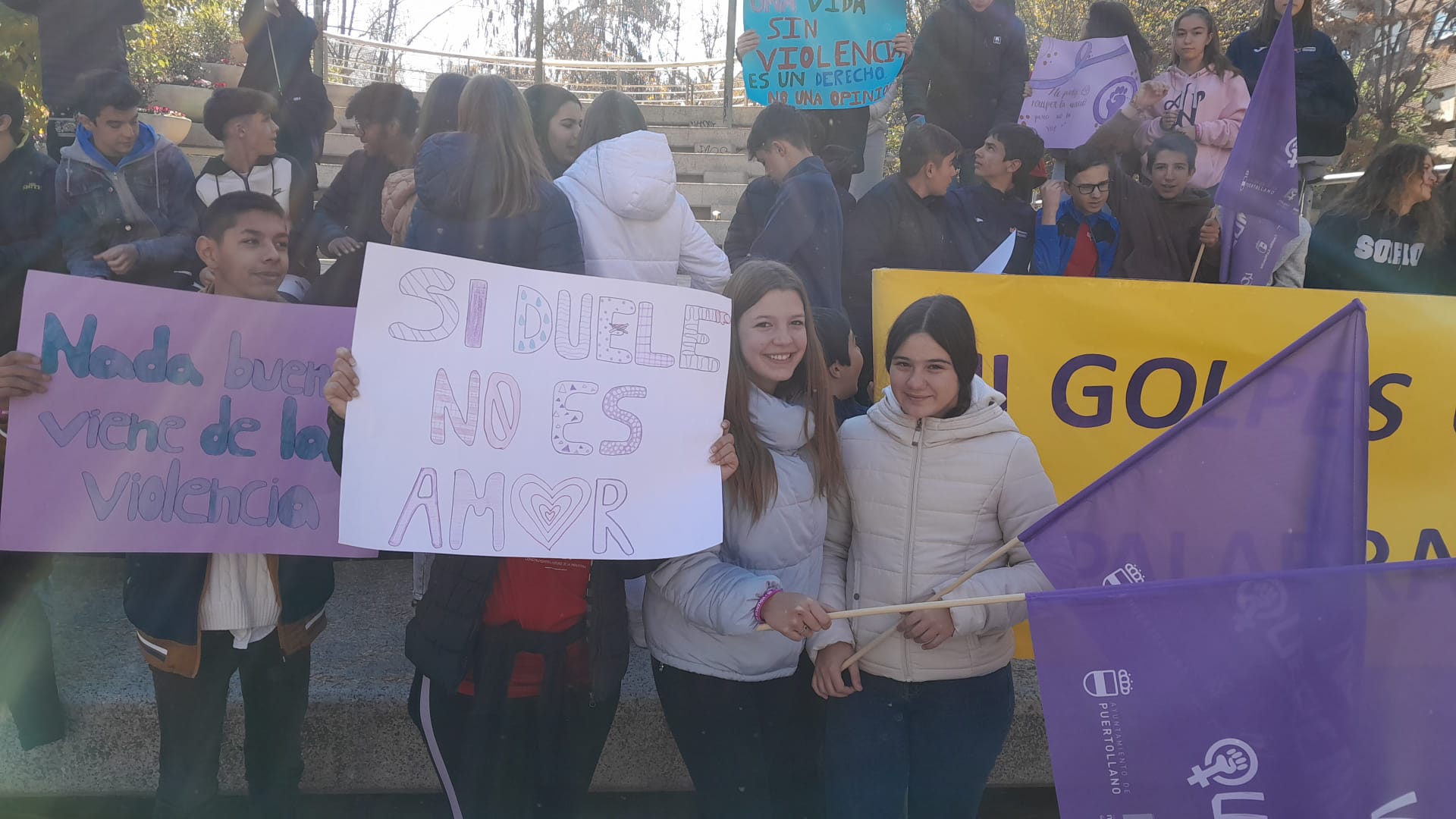 Alumnos de Puertollano celebrando el 25-N