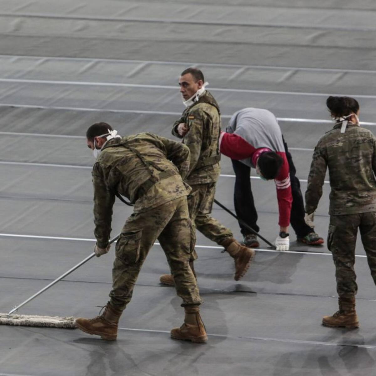 El trabajo de los militares de Salamanca para montar un hospital provisional en Sabadell