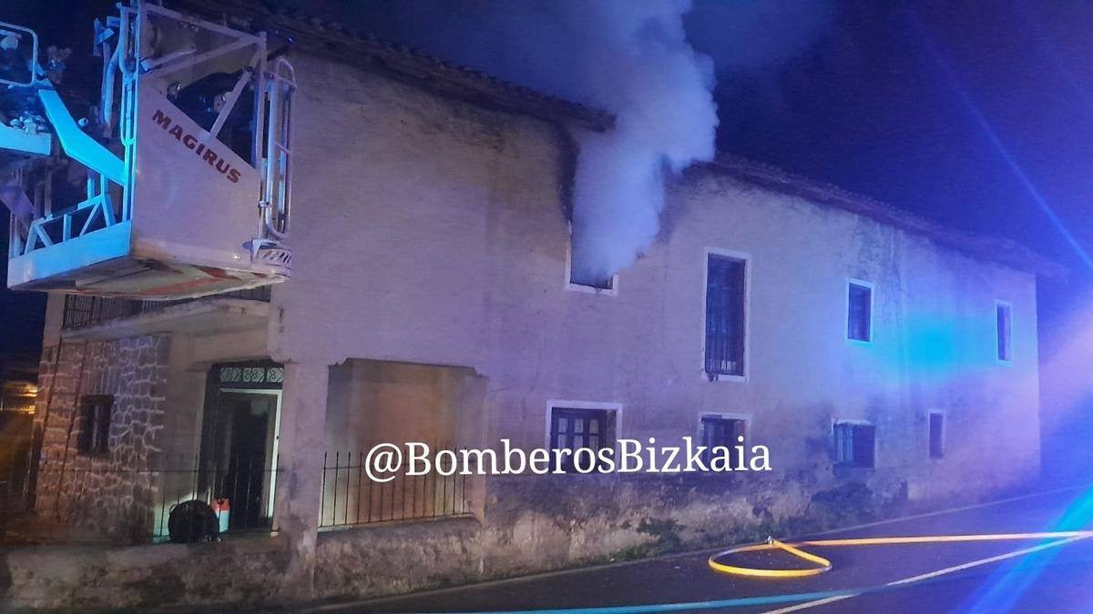 Fallece una mujer en un incendio en Busturia