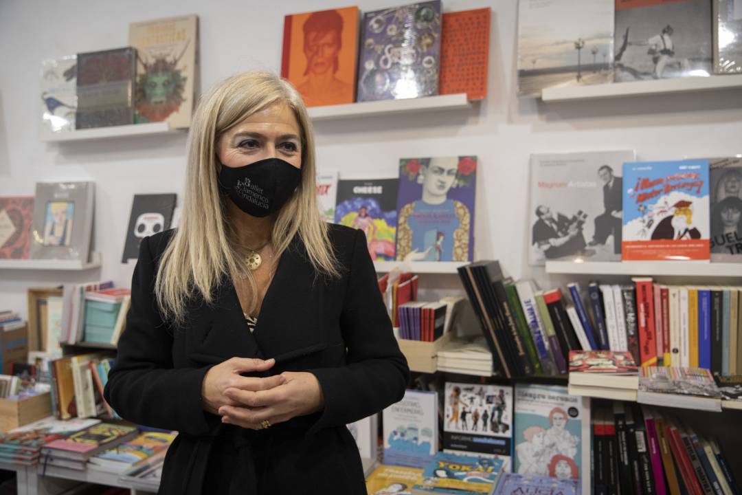 La consejera de Cultura y Patrimonio Histórico, Patricia del Pozo, en la librería La Casa Tomada durante un paseo literario con motivo del Día de las Librerías el pasado viernes