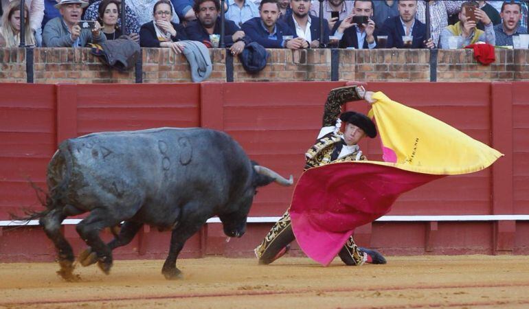 Escribano en unas de las largas cambiadas que le enjaretó al quinto toro de la tarde