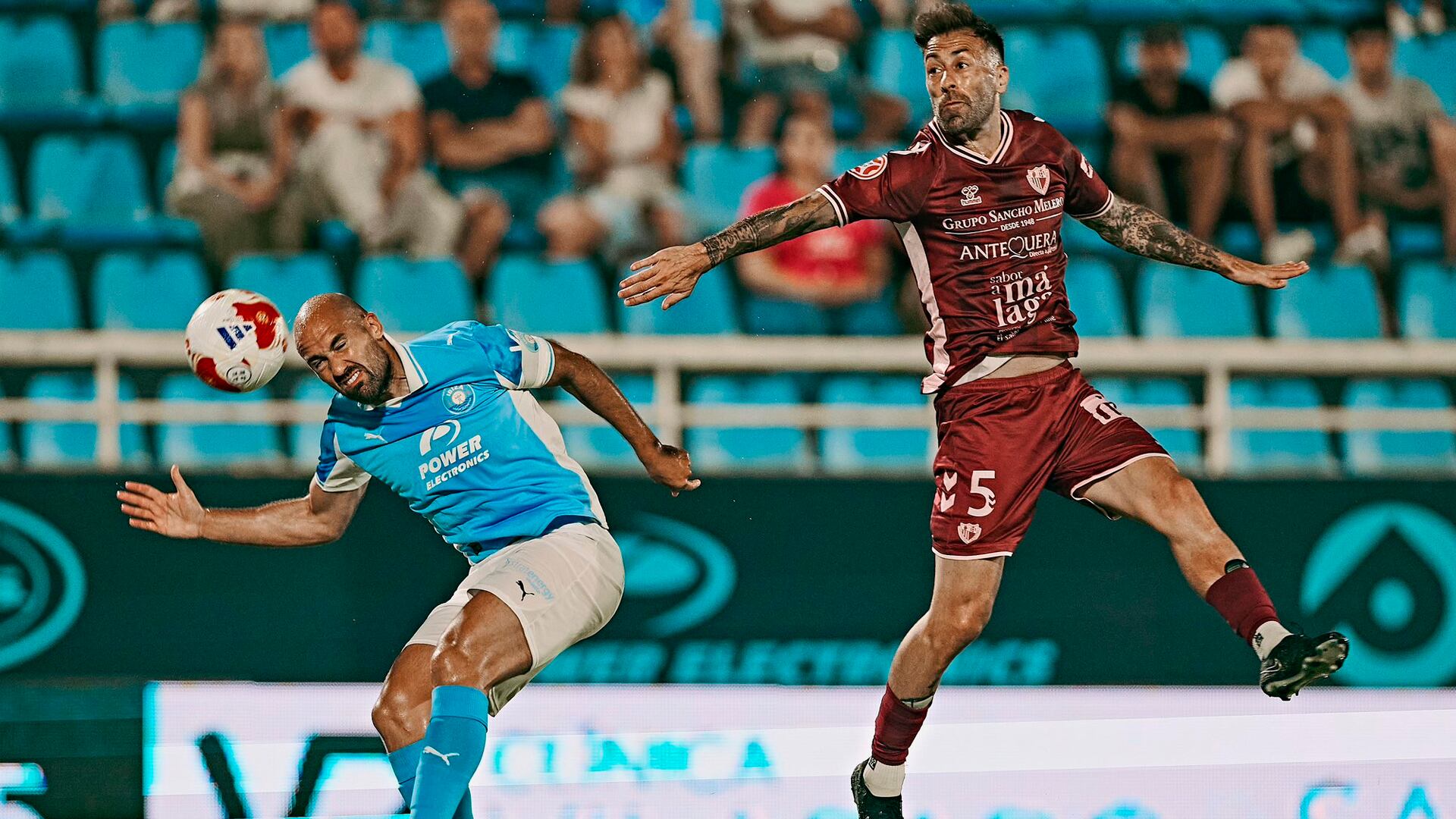 Unai Medina. del Ibiza, y Antonio Luna, del Antequera, en la pugna de un balón