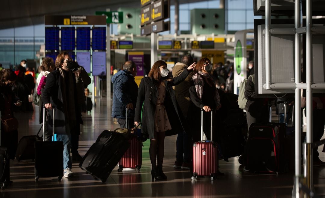 Españoles en el aeropuerto de Madrid.