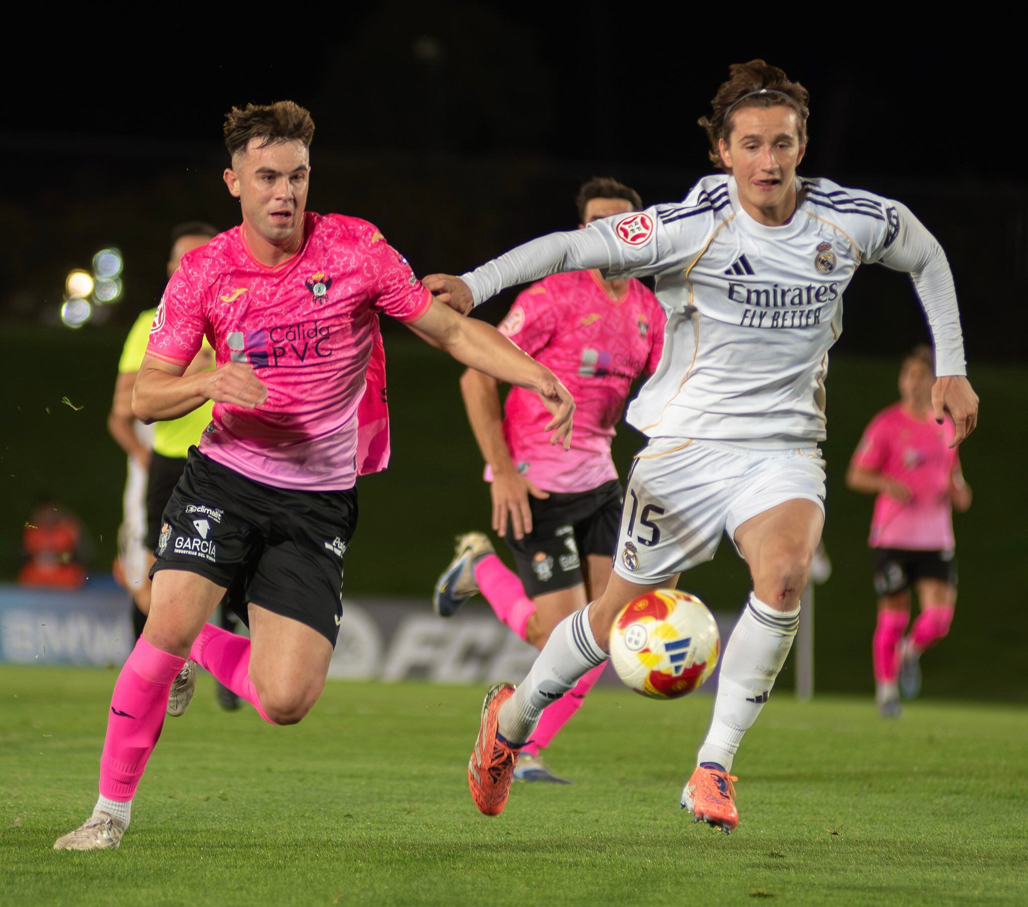 Marcos Moreno (CF Talavera) se bate en duelo con Joan Martínez (Real Madrid Castilla)