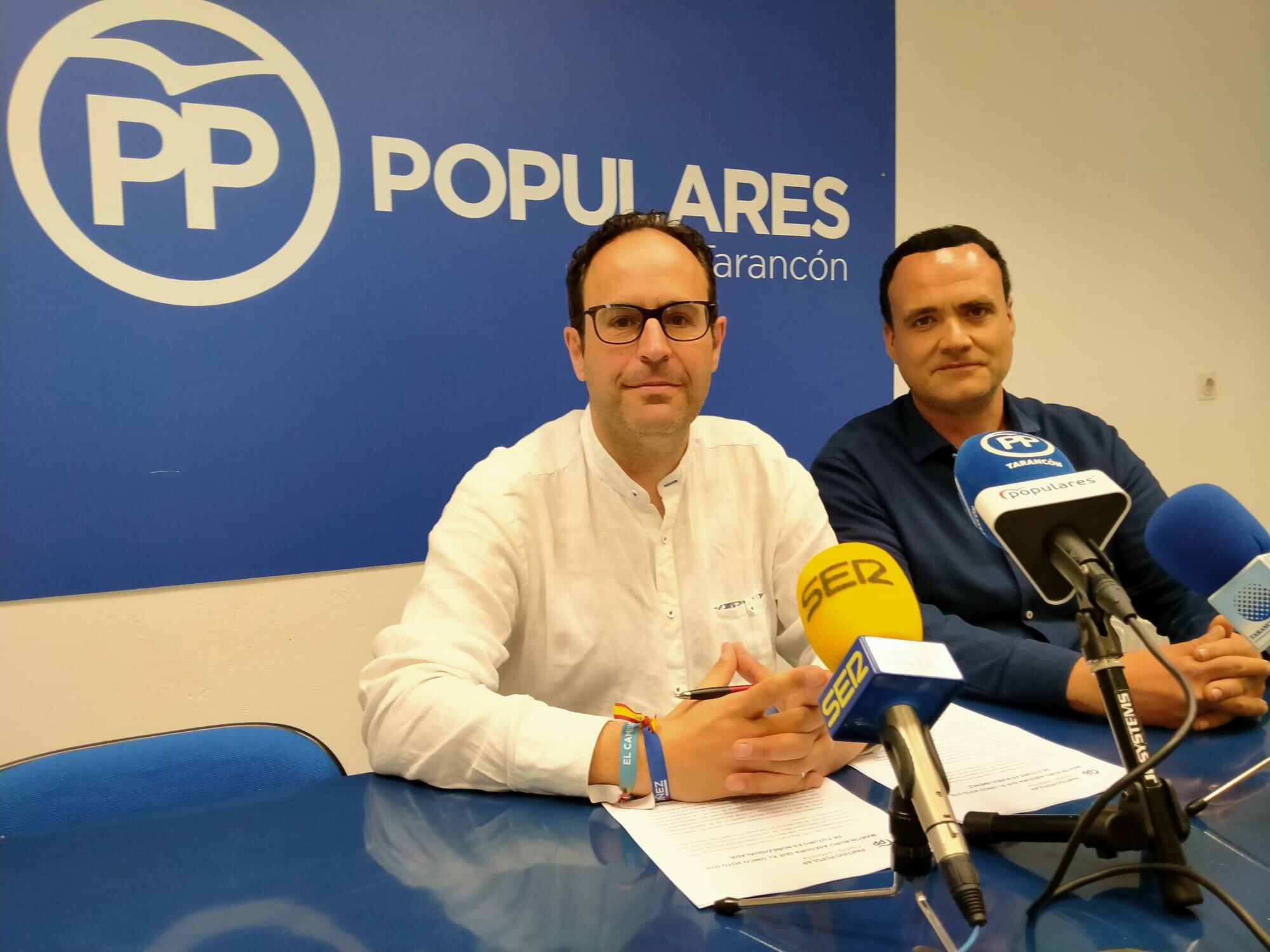 Martín-Buro y Martínez Illescas en la rueda de prensa ofrecida en Tarancón