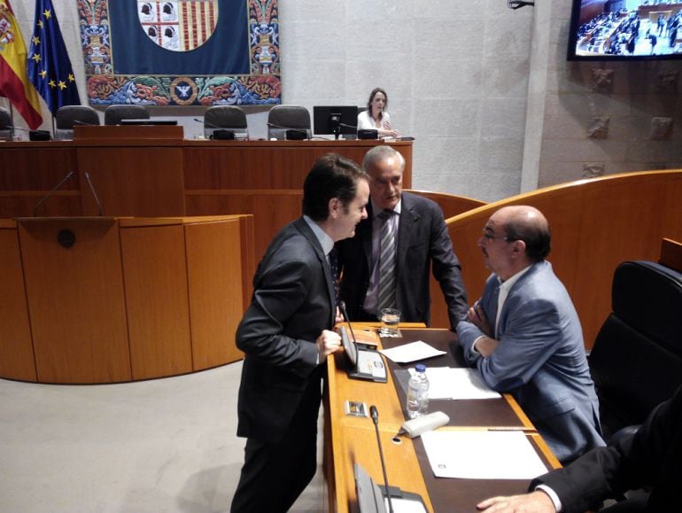 Roberto Bermúdez de Castro (PP), charlando antes del inicio de la sesión con Javier Sada (portavoz socialista) y el presidente aragonés, Javier Lambán