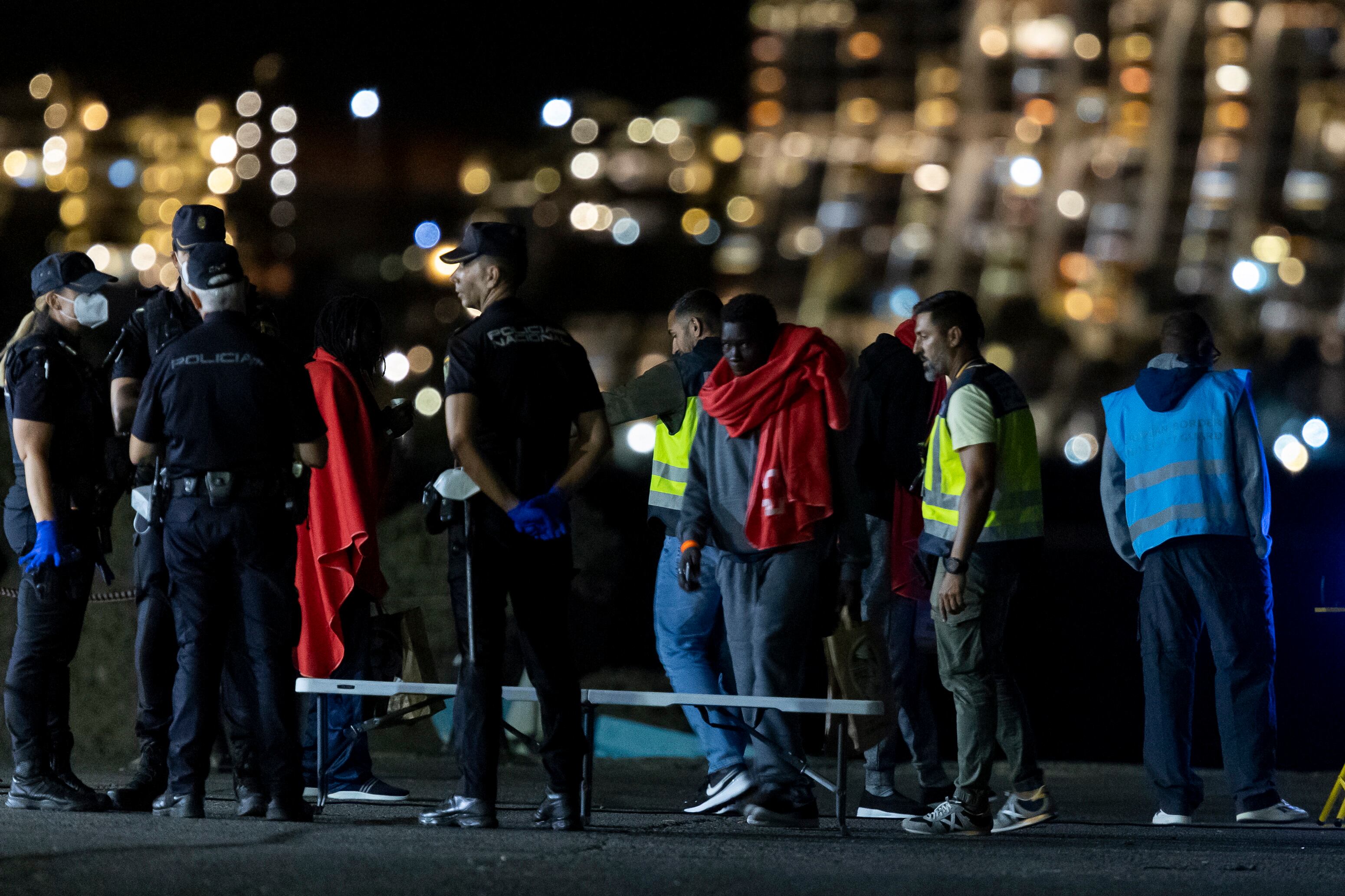 ARGUINEGUÍN (GRAN CANARIA), 24/10/2023.- Salvamento Marítimo ha auxiliado a más de 200 nuevos migrantes este martes que viajaban en dos cayucos, uno con alrededor de 80 subsaharianos que han sido rescatados por la Salvamar Macondo y los ha trasladado al muelle de Arguineguín, en Gran Canaria, y otro que ha sido escoltado con unas 130 personas al puerto de Los Cristianos, en Tenerife. En la imagen, llegada de los 80 inmigrantes a Arguineguín. EFE/ Quique Curbelo
