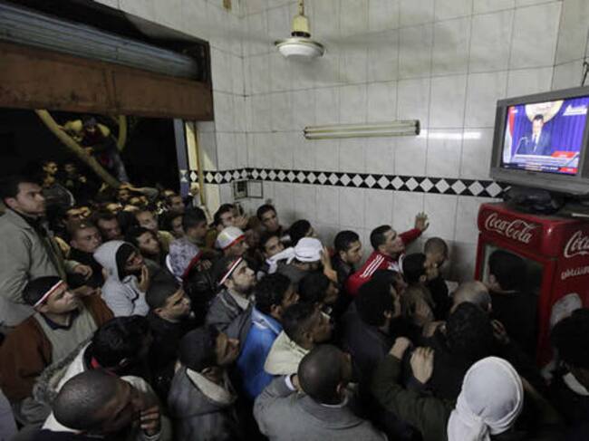 Varios manifestantes observaban este jueves la intervención por televisión del presidente egipcio, Hosni Mubarak, en un café de la Plaza Tahrir