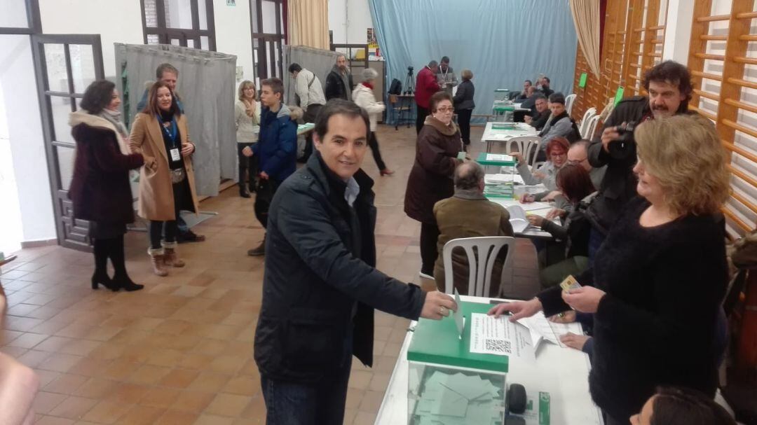 José Antonio Nieto, votando en el Colegio Caballeros de Santiago 