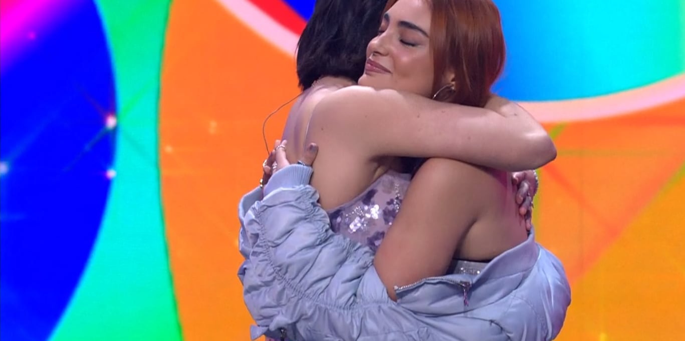 El abrazo entre Chiara y Violeta.