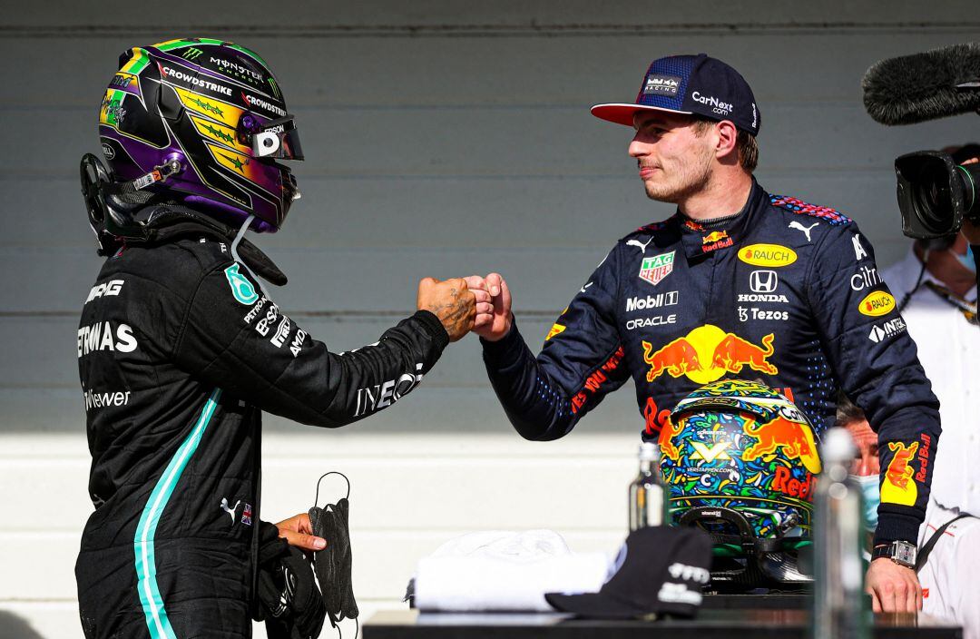 Hamilton y Verstappen se saludan