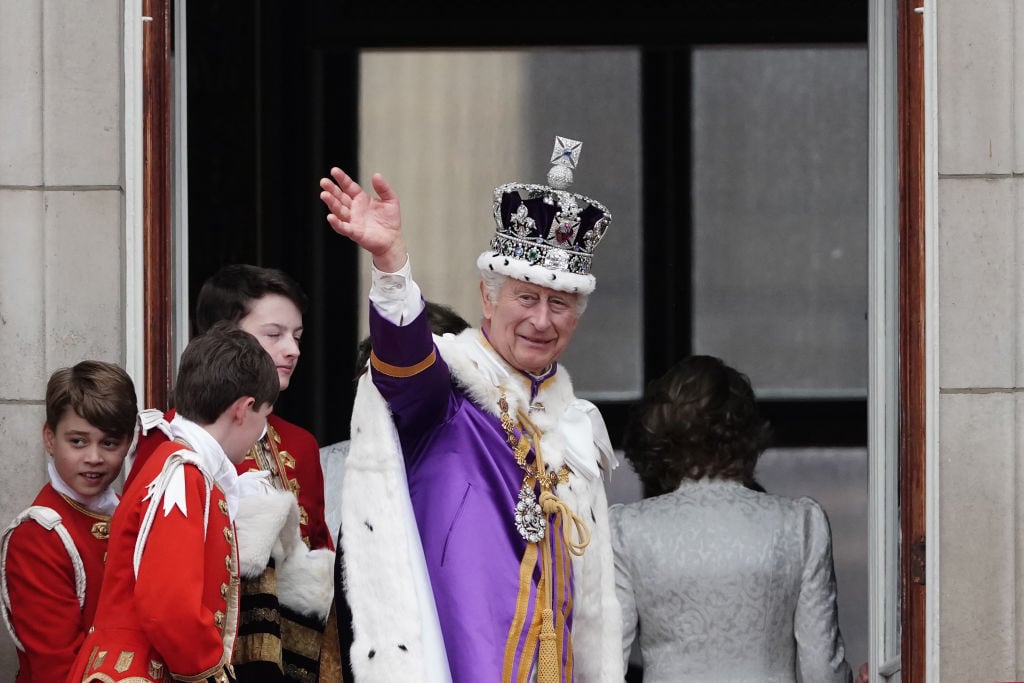 Carlos III se despide de sus súbditos en el balcón de Buckingham