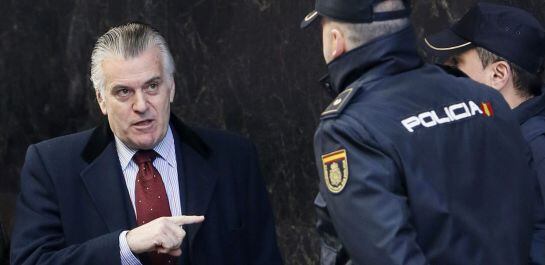 GRA158. Madrid. 23/01/2015.- El extesorero del PP Luis Bárcenas, a su llegada hoy a la Audiencia Nacional, tras quedar ayer en libertad, para cumplir por primera vez con las tres comparecencias semanales en el Juzgado de Pablo Ruz que le impuso la sección