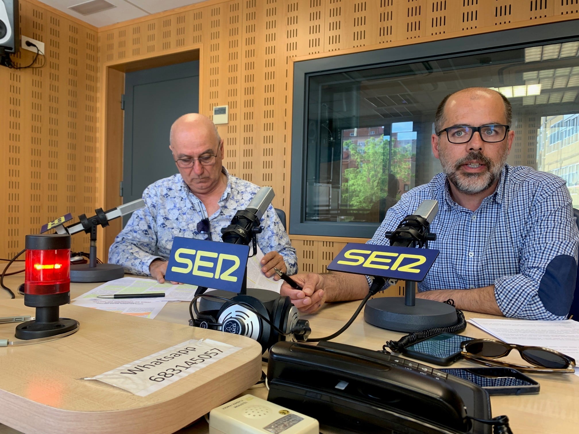 Jesús Vara (i), secretario de UGT Valladolid, y Raúl García (d), delegado de CCOO, durante la entrevista