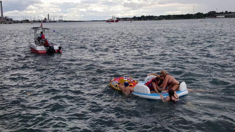 La guardia costera canadiense, recogiendo a los bañistas