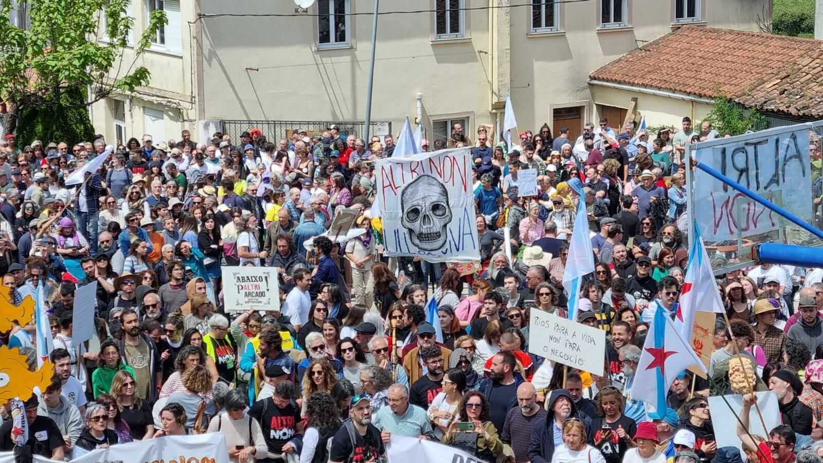 20.000 manifestantes se concentran en Palas de Rei al grito de &#039;Altri Non&#039;