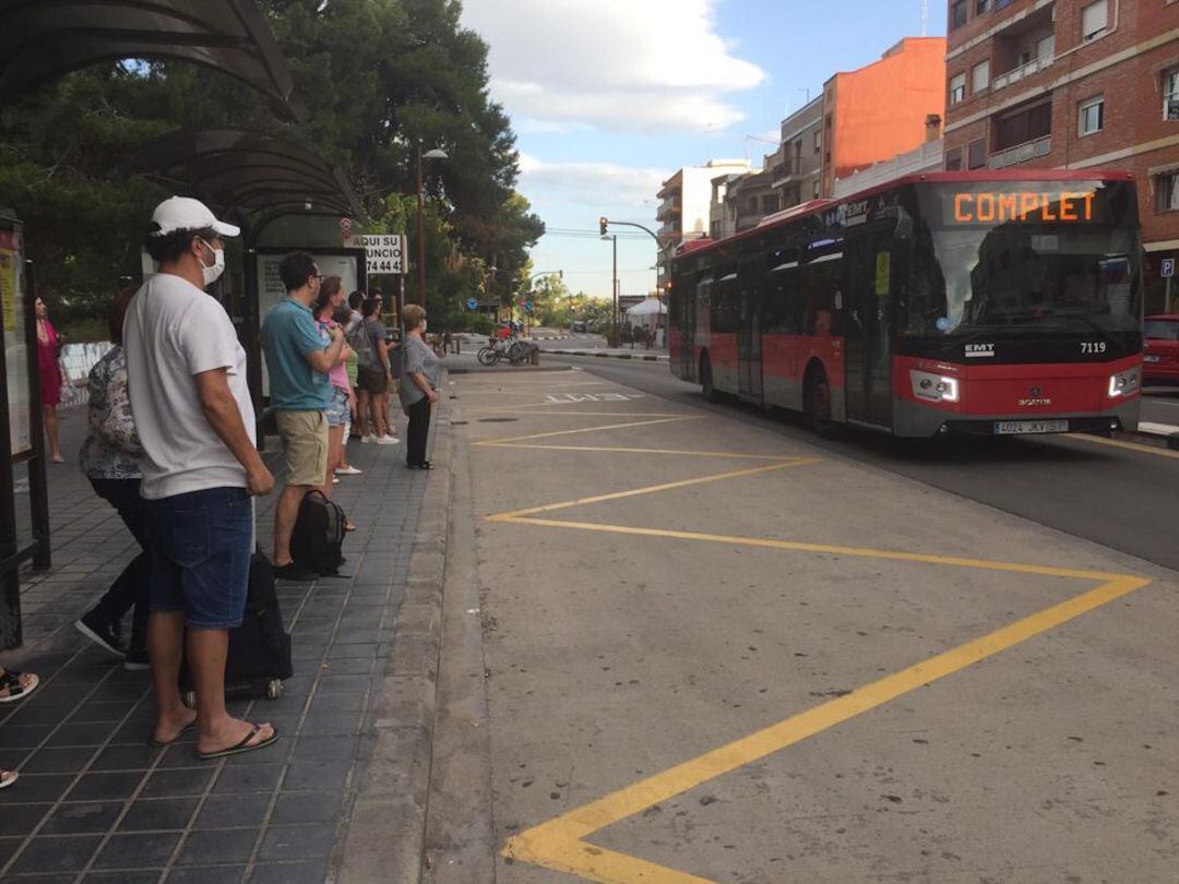 Las líneas 24 y 25 de la EMT de València, que unen la ciudad con los pueblos del sur, tienen frecuencias de paso de aproximadamente una hora y en verano se llenan de forma habitual.