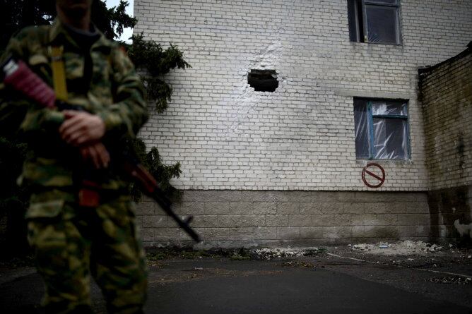 Fachada del hospital infantil de Slaviansk que ha resultado dañado durante los enfrentamientos entre las tropas ucranianas y los manifestantes prorrusos