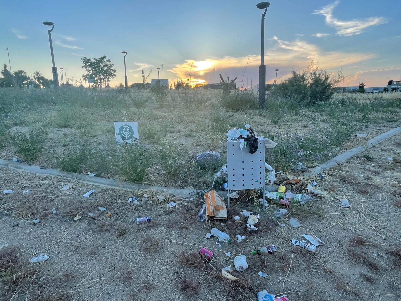 Estado de una papelera cerca del Jaén Plaza.