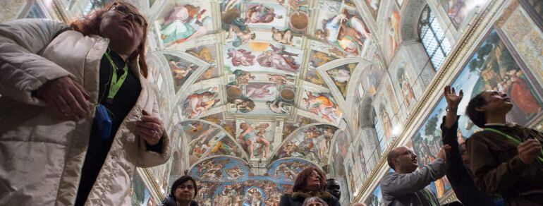 VAT06 CIUDAD DEL VATICANO (VATICANO) 27/03/2015.- Fotografía facilitada por L'Osservatore Romano de varios sintecho durante una visita especial organizada al Museo Vaticano y a la Capilla Sixtina el 26 de marzo de 2015. EFE/Osservatore Romano SOLO USO EDI