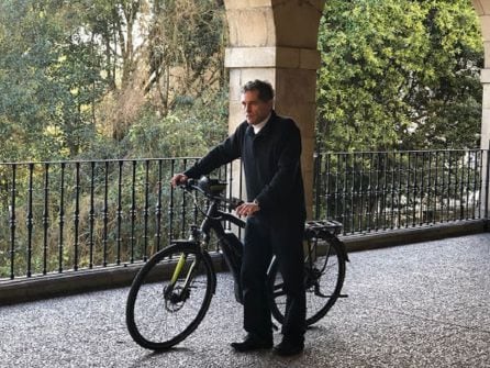 Joseba Segura y su bicicleta (Foto archivo)