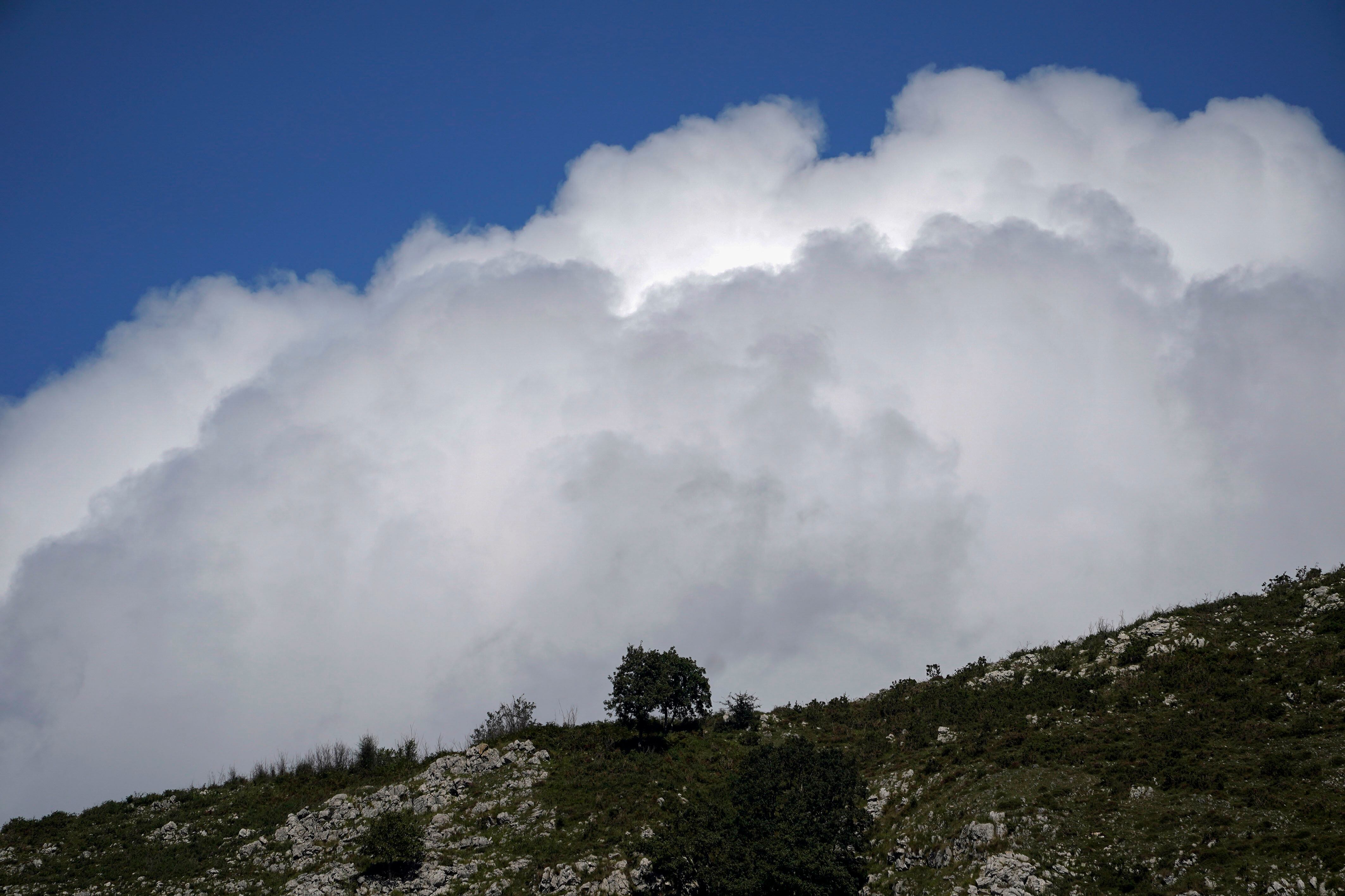La nubes se alzan sobre las montañas que rodean Covadonga este domingo.