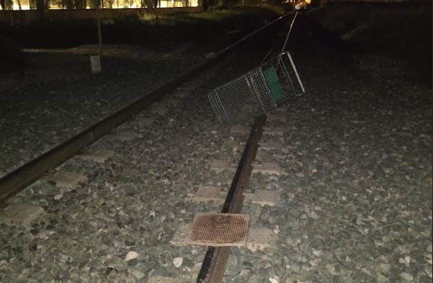 Detalle de los objetos encontrados por la Policía Local de Elche sobre la línea Alicante‑Murcia, cuyo impacto podría haber provocado un descarrilamiento