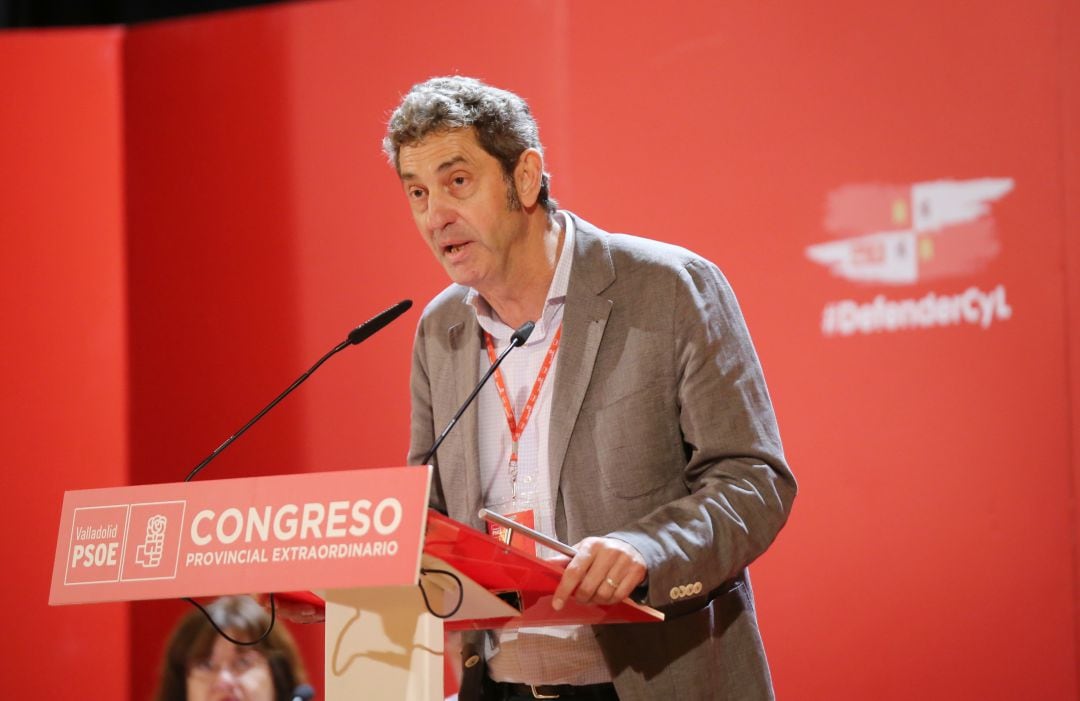 Manuel Escarda (C), tras ser elegido nuevo secretario provincial del PSOE de Valladolid