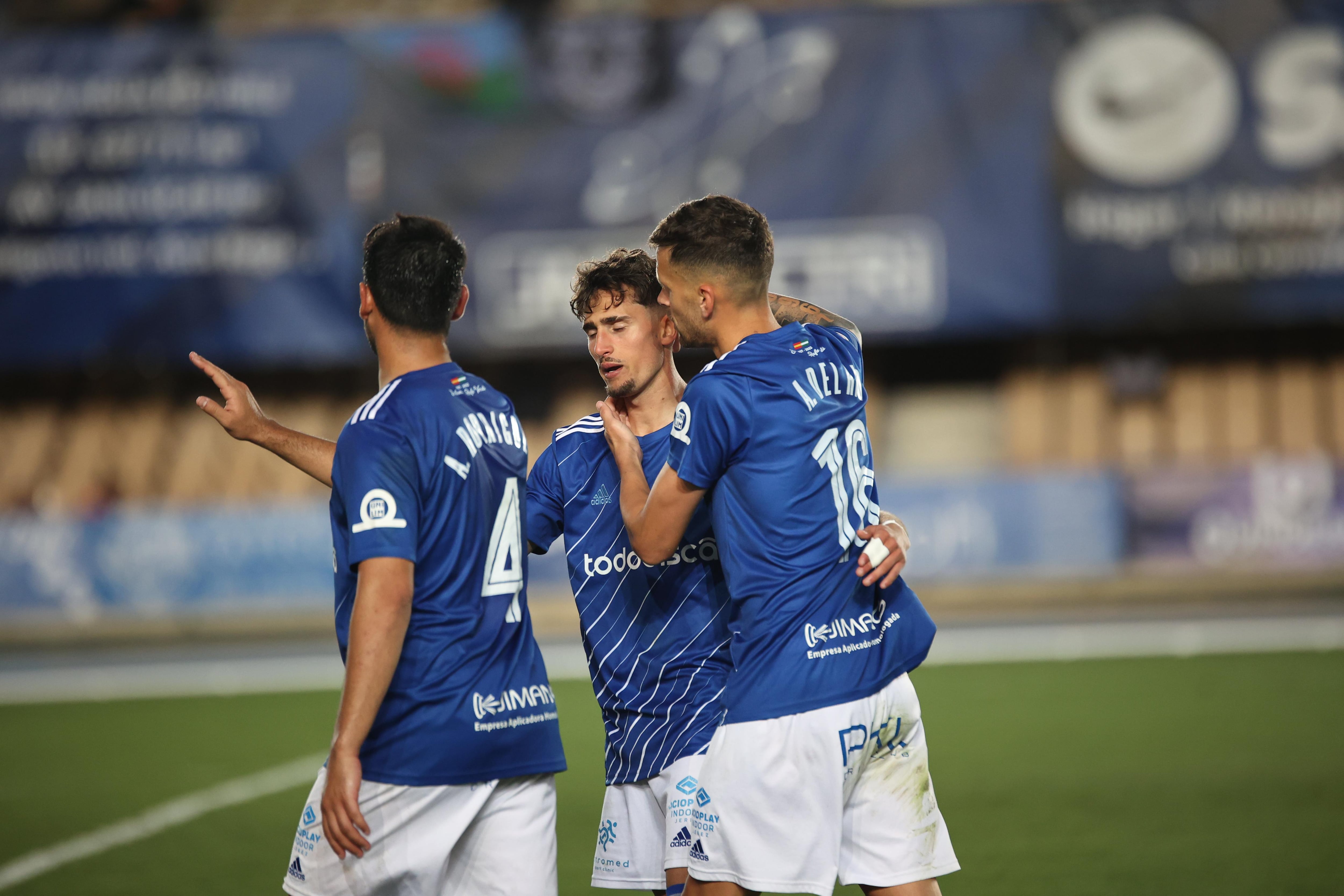 Jugadores del Xerez CD celebrando uno de los goles ante el Conil