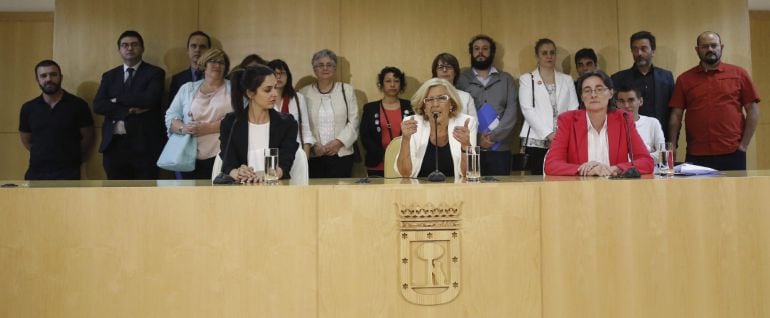 GRA352. MADRID, 13/06/2015.- La nueva alcaldesa de Madrid, Manuela Carmena (c), junto a su número 2, Marta Higueras (d), la portavoz del Gobierno, Rita Maestre (i), y el resto de concejales del grupo parlamentario (detrás), durante la rueda prensa ofrecida tras la primera Junta de Gobierno del Ayuntamiento de Madrid. EFE/Alberto Martín