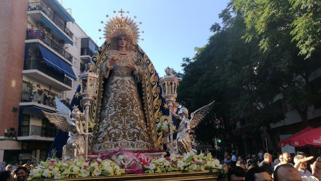 La Virgen de Los Ángeles sobre las andas en las que ha presidido el Rosario vespertino que la ha llevado hasta la Parroquia de San Roque