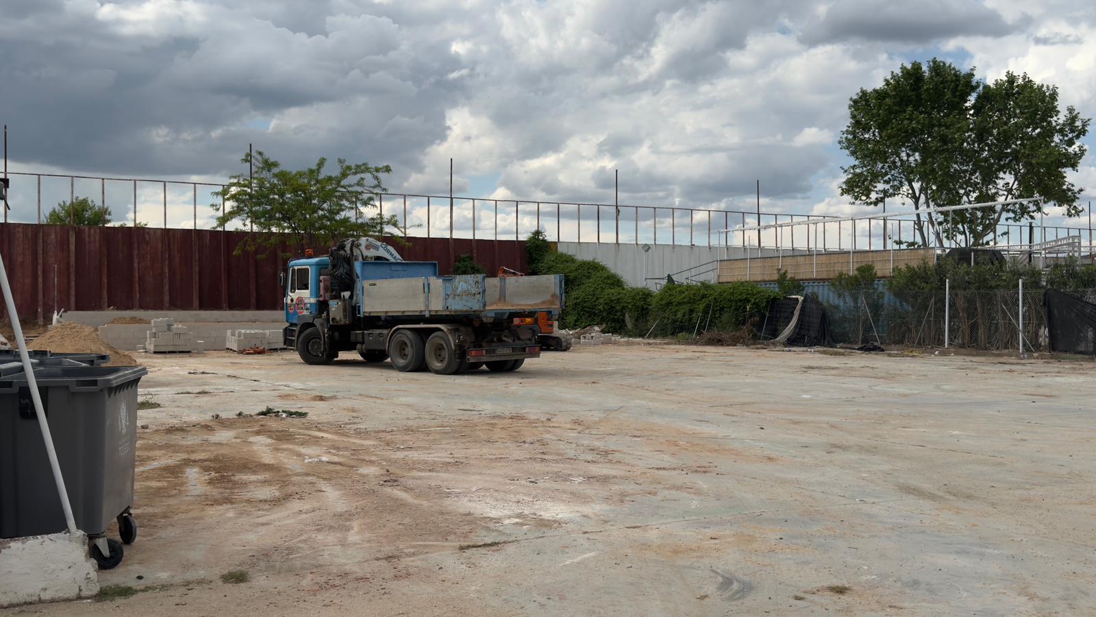 Imagen de la construcción de una de las tres terrazas de verano en el recinto ferial de La Peraleda