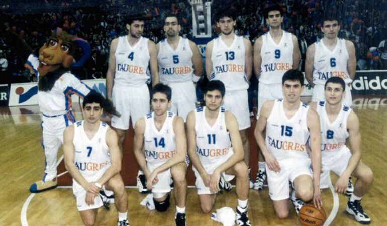 Nicola, Rivas, Garbajosa, Reyes, Peras (de pie), Millera, Ferrán, J.P. Cazorla, Iñaki Gómez y Carlos Cazorla (abajo).