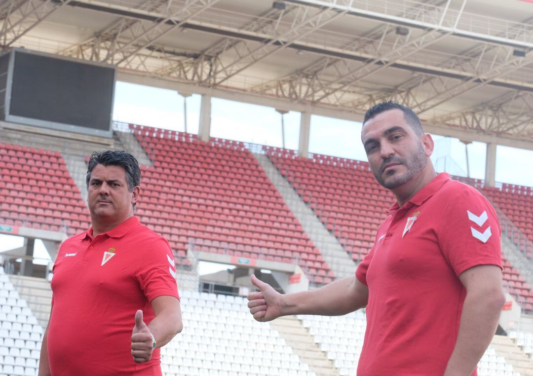 Julio Algar y Adrián Hernández posan en Nueva Condomina tras su renovación con el Real Murcia 