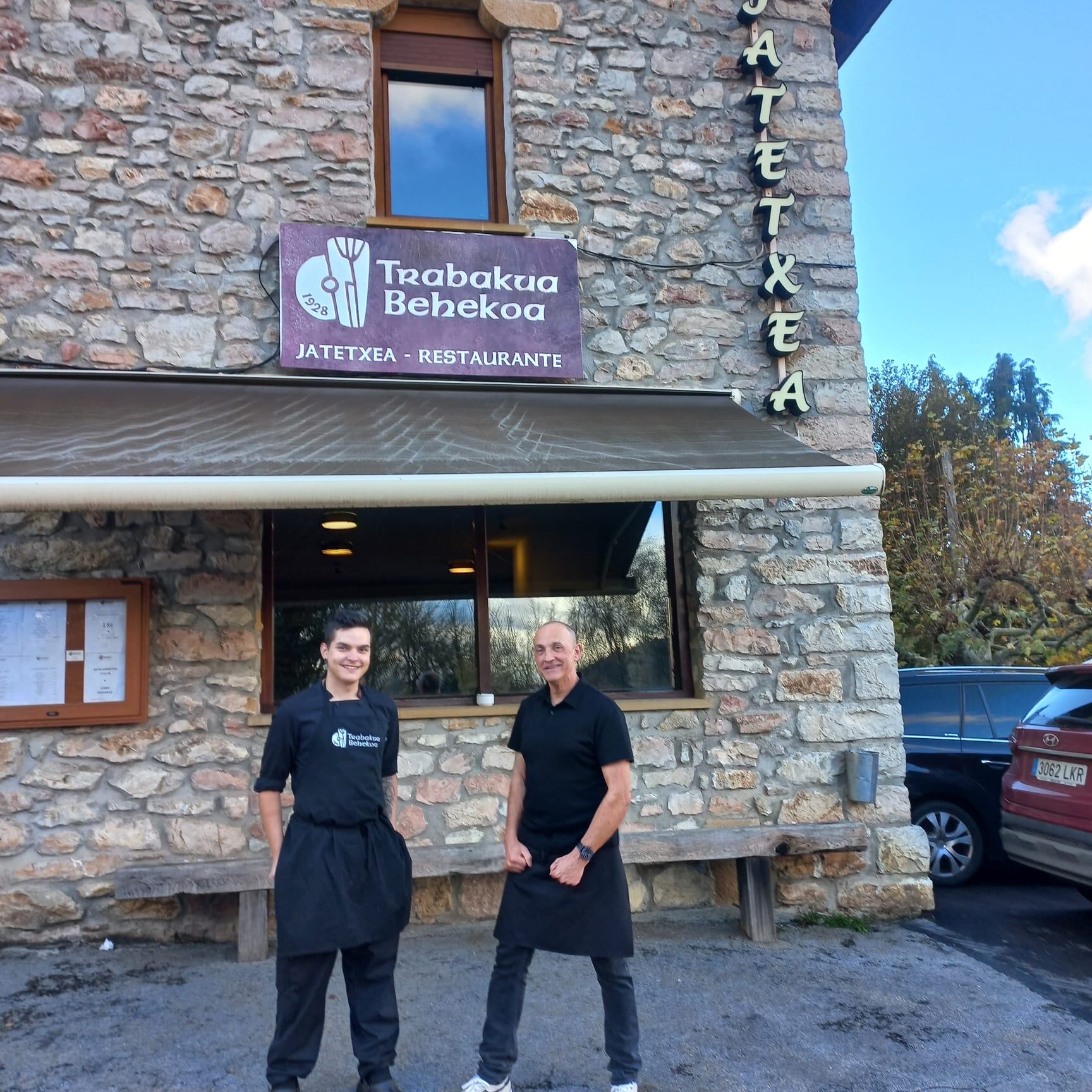 Los responsables de Trabakua Behekoa Jatetxea ante la fachada del establecimiento