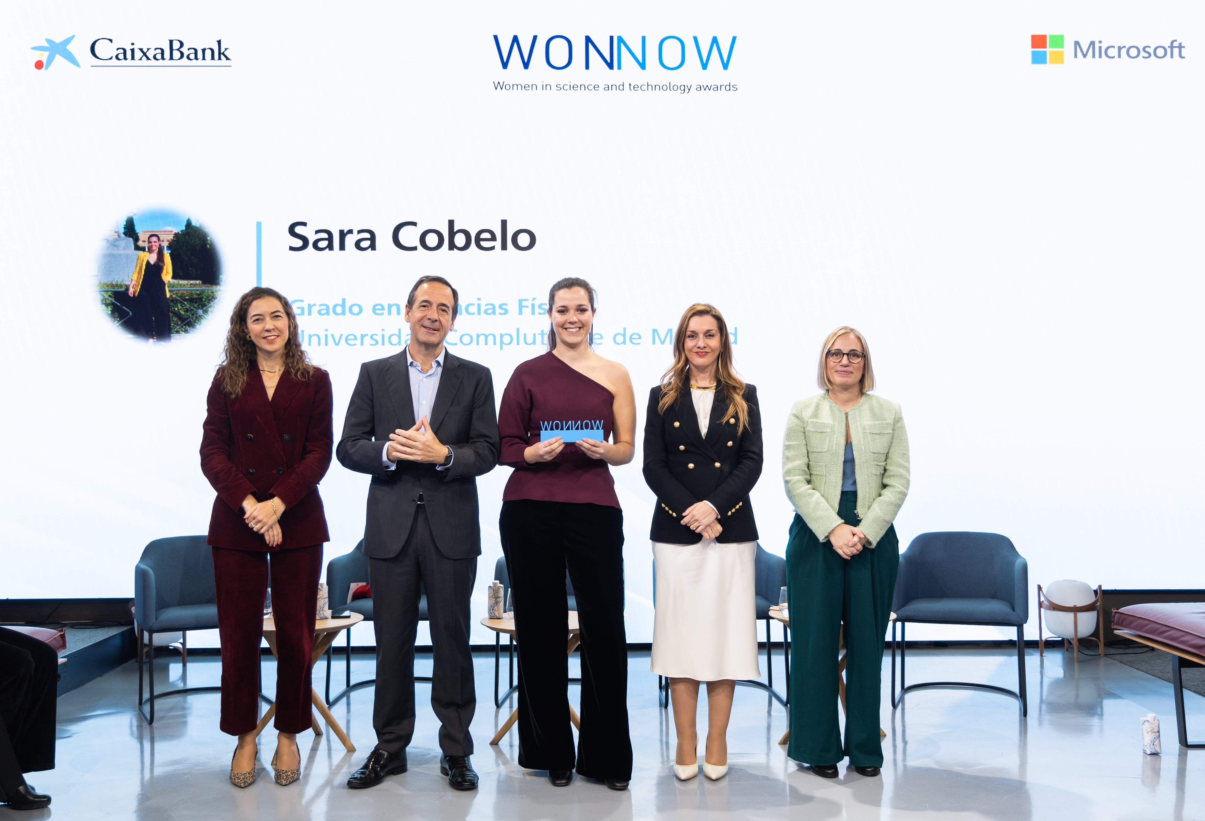 Sara Cobelo, en el centro, recibe el Premio WONNOW de manos del consejero delegado de CaixaBank