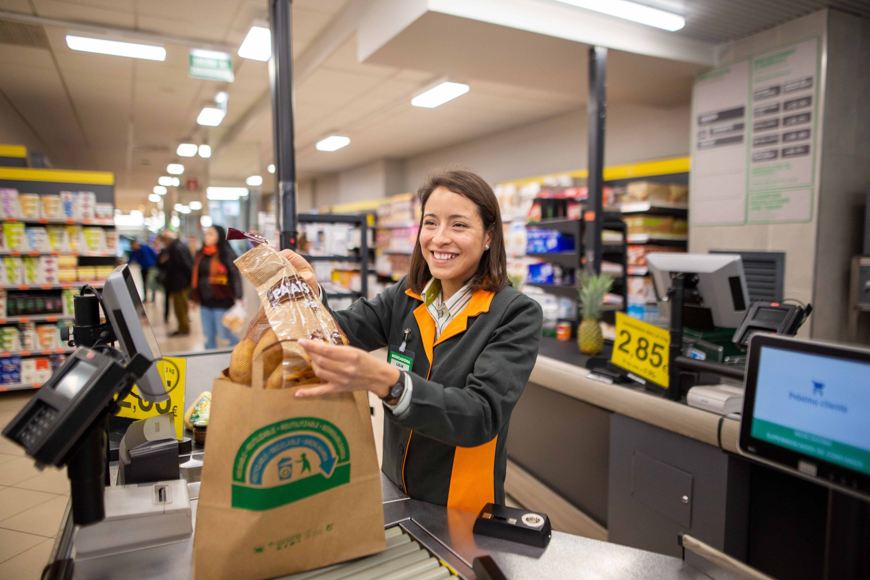 Una imagen de archivo de una de las trabajadoras de la cadena de supermercados Mercadona