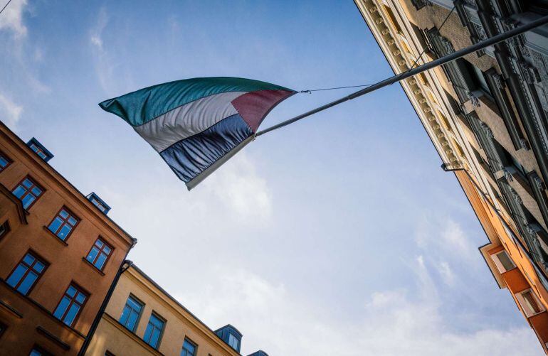 La bandera palestina ondea en la Oficina de Representación de Palestina en Estocolmo, tras el reconocimiento por parte del Gobierno sueco el pasado el 30 de octubre