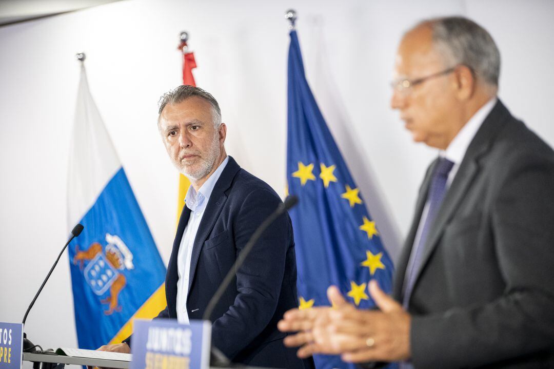 El presidente del Gobierno de Canarias, Ángel Víctor Torres, junto al presidente de turno de la FECAI, Casimiro Curbelo