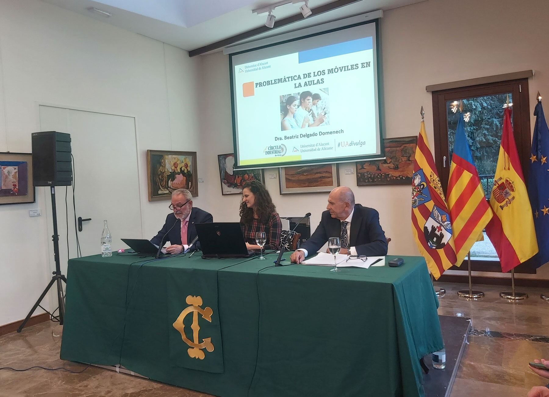 La mesa presidencial de la sala Ramón Castañer donde se ha desarrollado la conferencia con el presidente del Circulo, Indalecio Carbonell, la conferenciante, Beatriz Delgado y el coordinador y moderador Rafael Valls