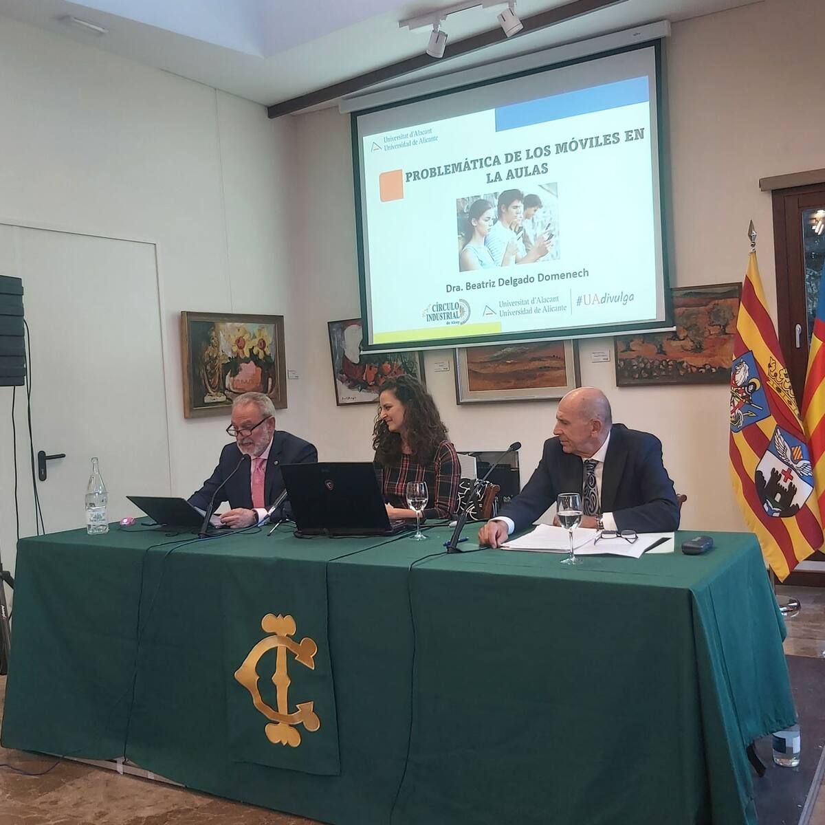 El Círculo Industrial de Alcoy trata la problemática de los móviles en las aulas en una conferencia dentro del ciclo 'Alcoy, mirando al futuro'