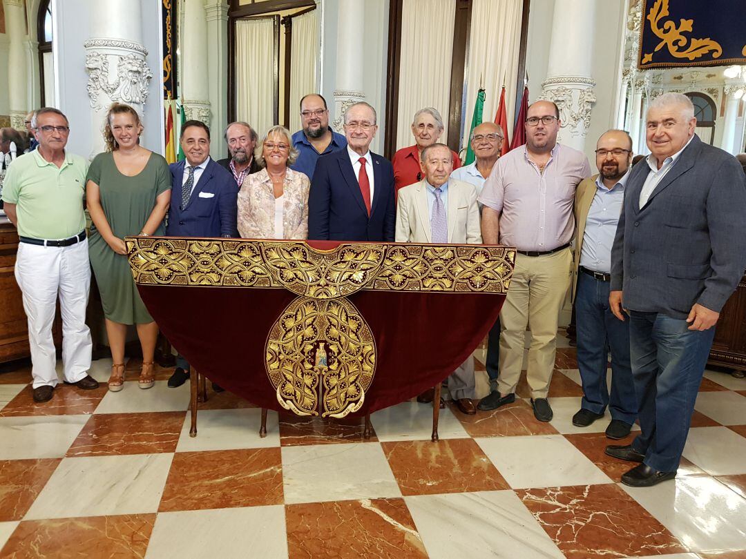 Francisco de la Torre y Teresa Porras, junto a Salvador Oliver y el jurado del Capote de Paseo