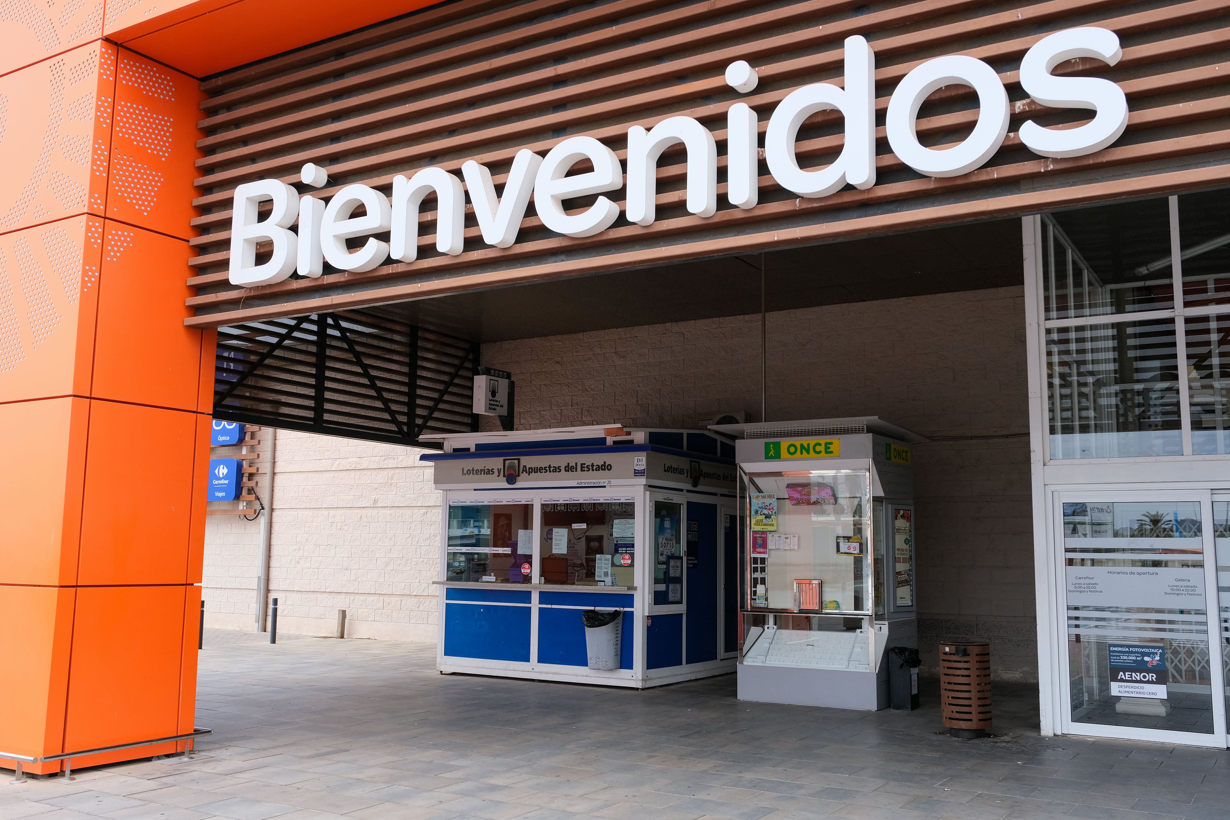 ELCHE (ALICANTE), 06/12/2025.- Una administración de loterías situada en el centro comercial Carrefour de Elche ha consignado diez décimos del segundo premio del sorteo extraordinario de El Niño, el 06.766, aunque no está confirmado cuántos ha vendido de un montante total de 750.000 euros. EFE/Pablo Miranzo
