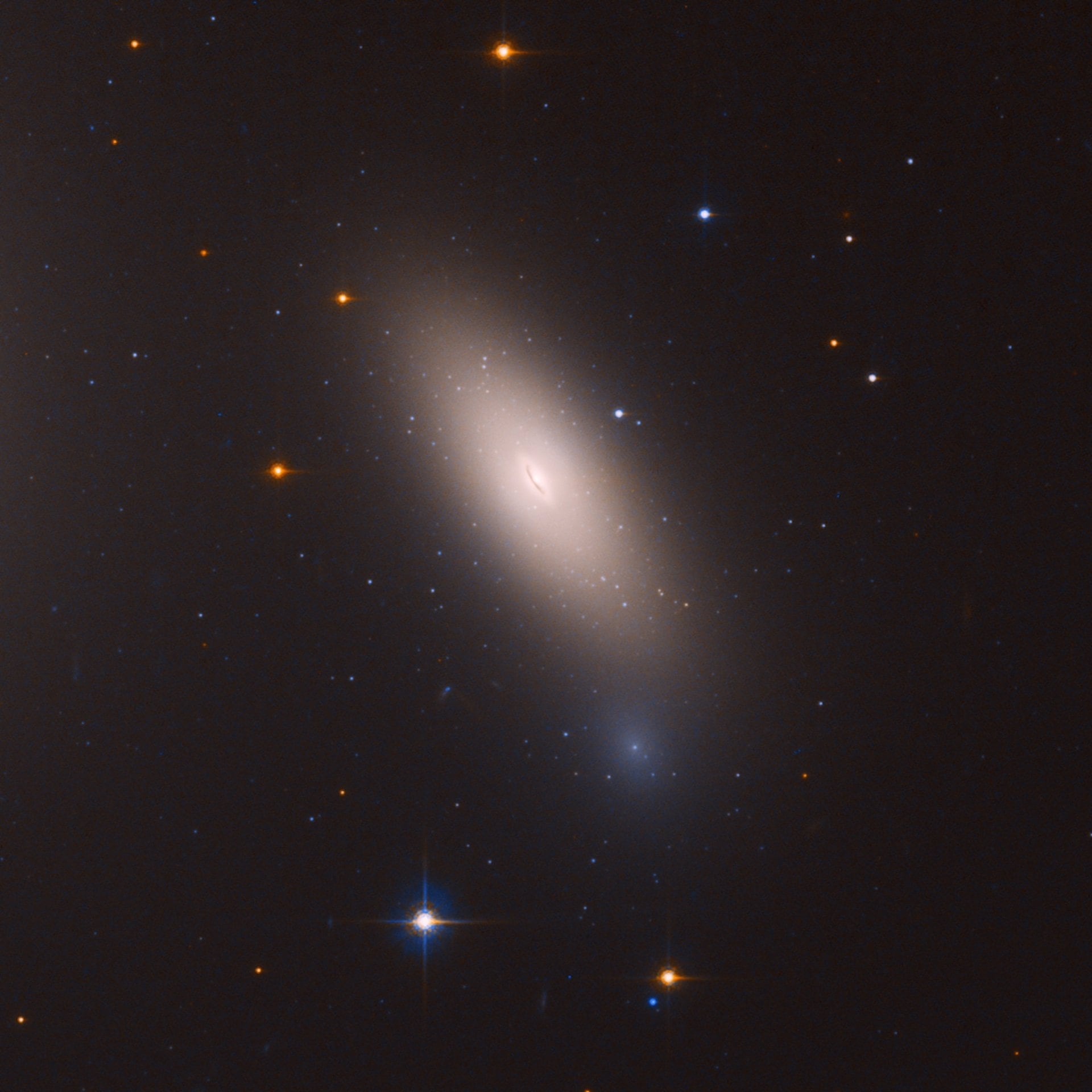 19/07/2023 Galaxia sin materia oscura NGC 1277, situada cerca del centro del cúmulo de Perseo, a 240 millones de años luz de la Tierra
SOCIEDAD ESPAÑA EUROPA ISLAS CANARIAS
NASA, ESA Y M. BEASLEY (IAC)
