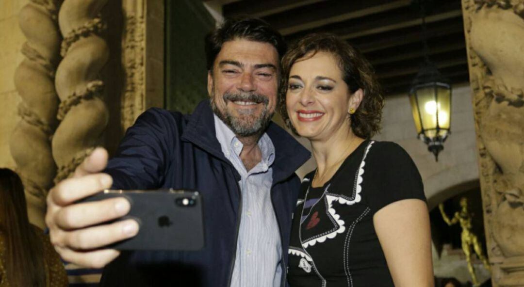 El alcalde de Alicante, Luis Barcala y la presidenta de la Federació de Fogueres, Toñi Martín Zarco