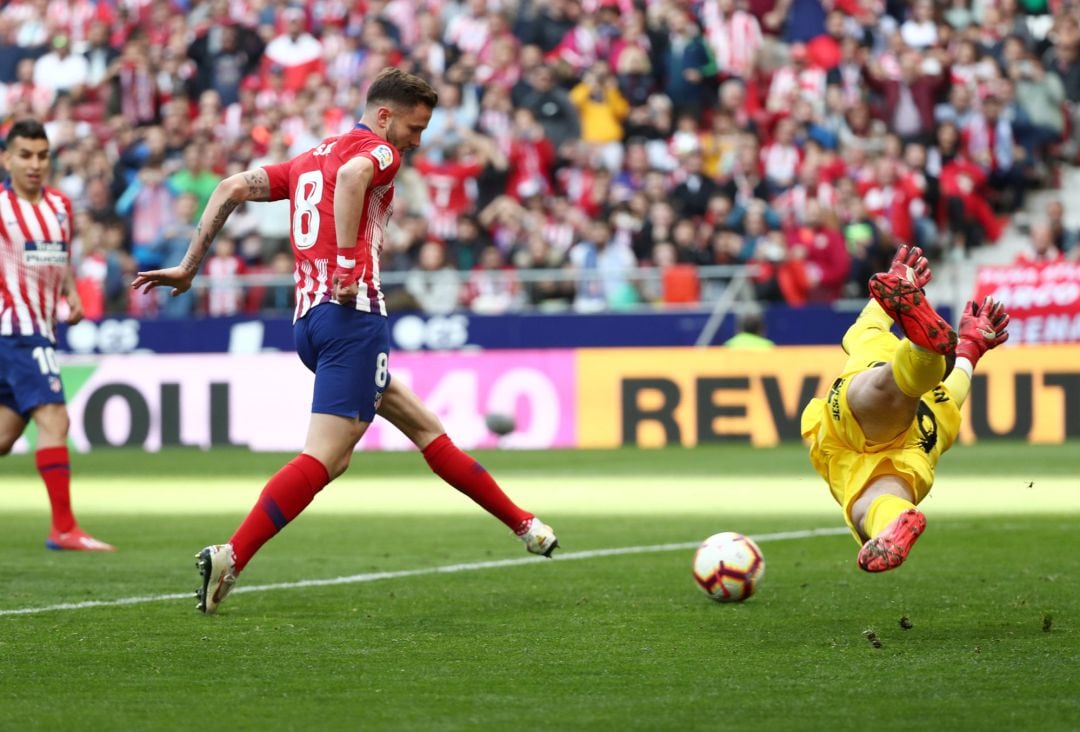 Saúl Ñíguez bate a Lunin tras el rechace del penalti.