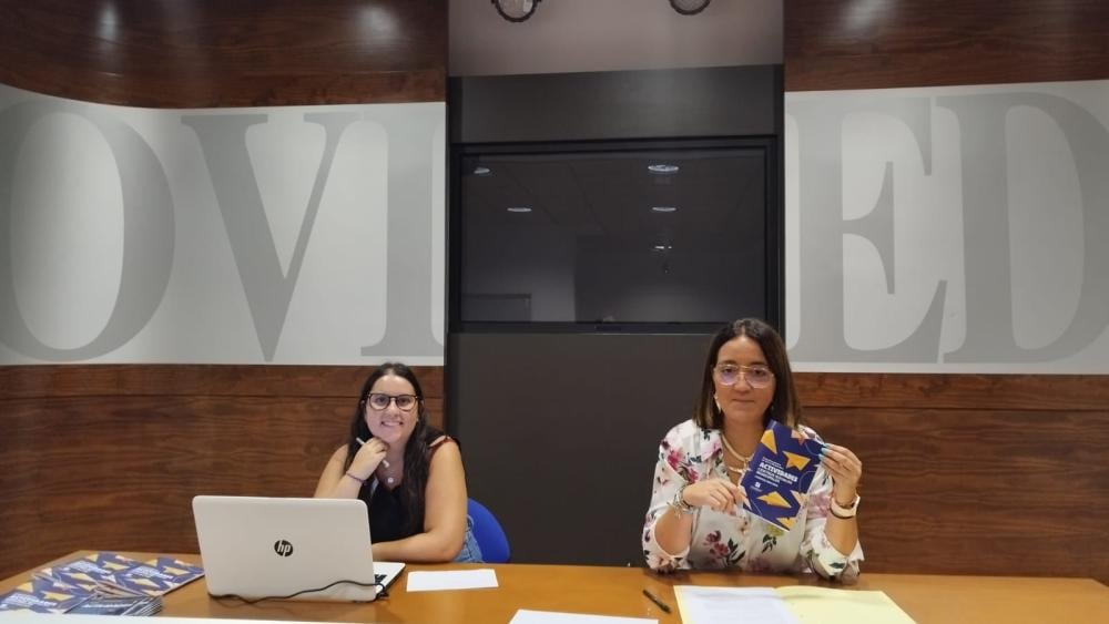 La concejala Covadonga Díaz (a la derecha) durante la presentación del programa de actividades de los centros sociales para el próximo curso.