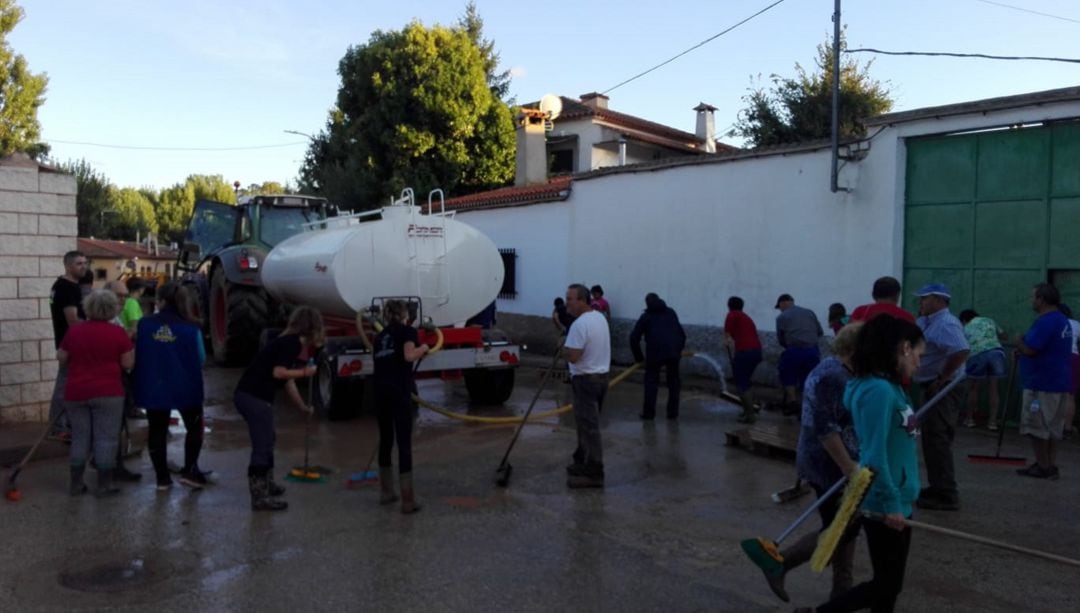 Colaboración vecinal en El Picazo (Cuenca) tras las inundaciones.