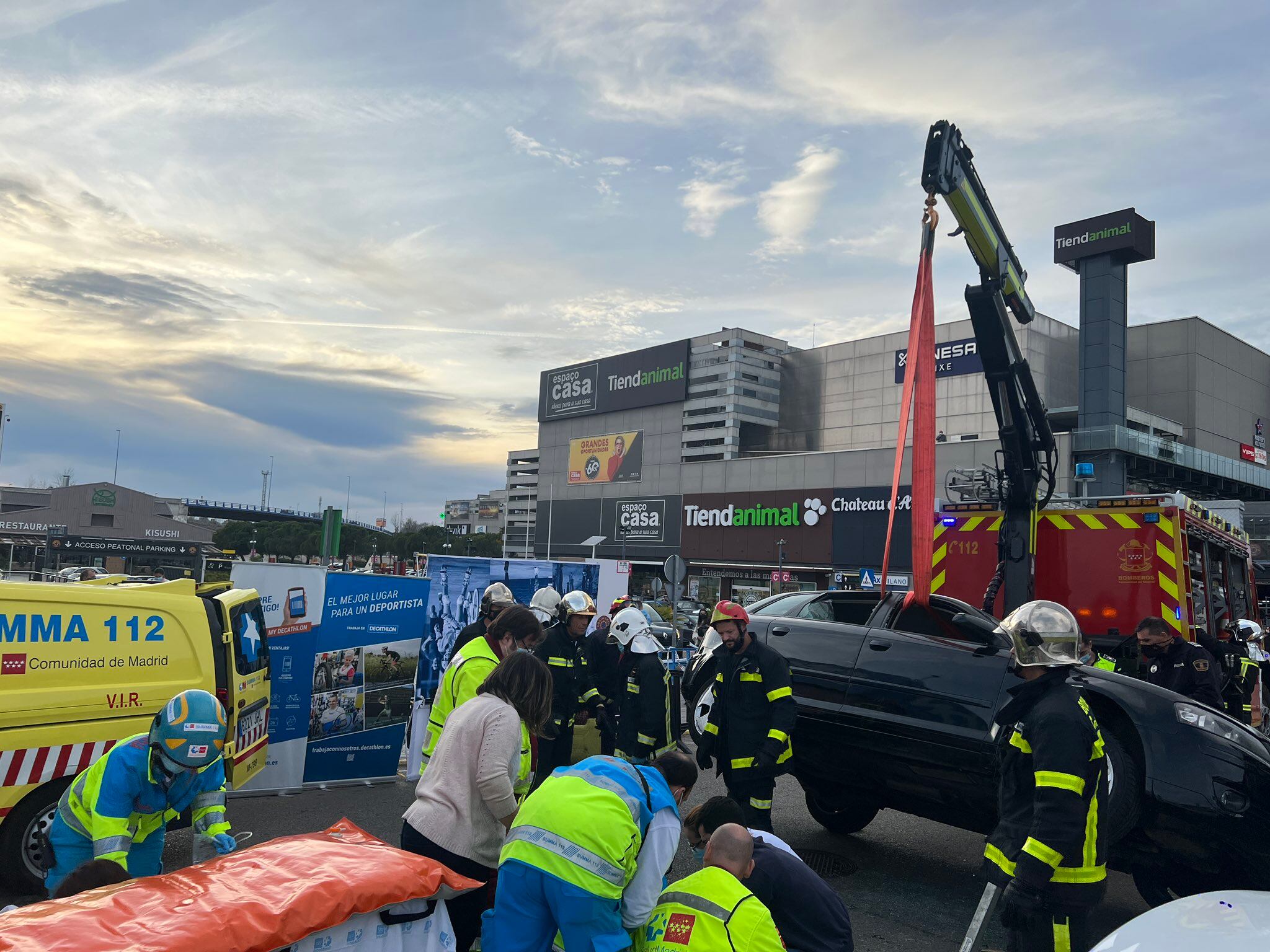 Los servicios de emergencia atienden a una mujer que ha sido arrollada por un vehículo sin conductor