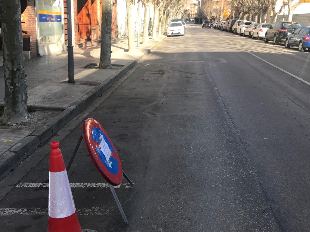 Previsiblemente el carril bici irá por este lateral de Martínez de Velasco, y desaparecerán los aparcamientos